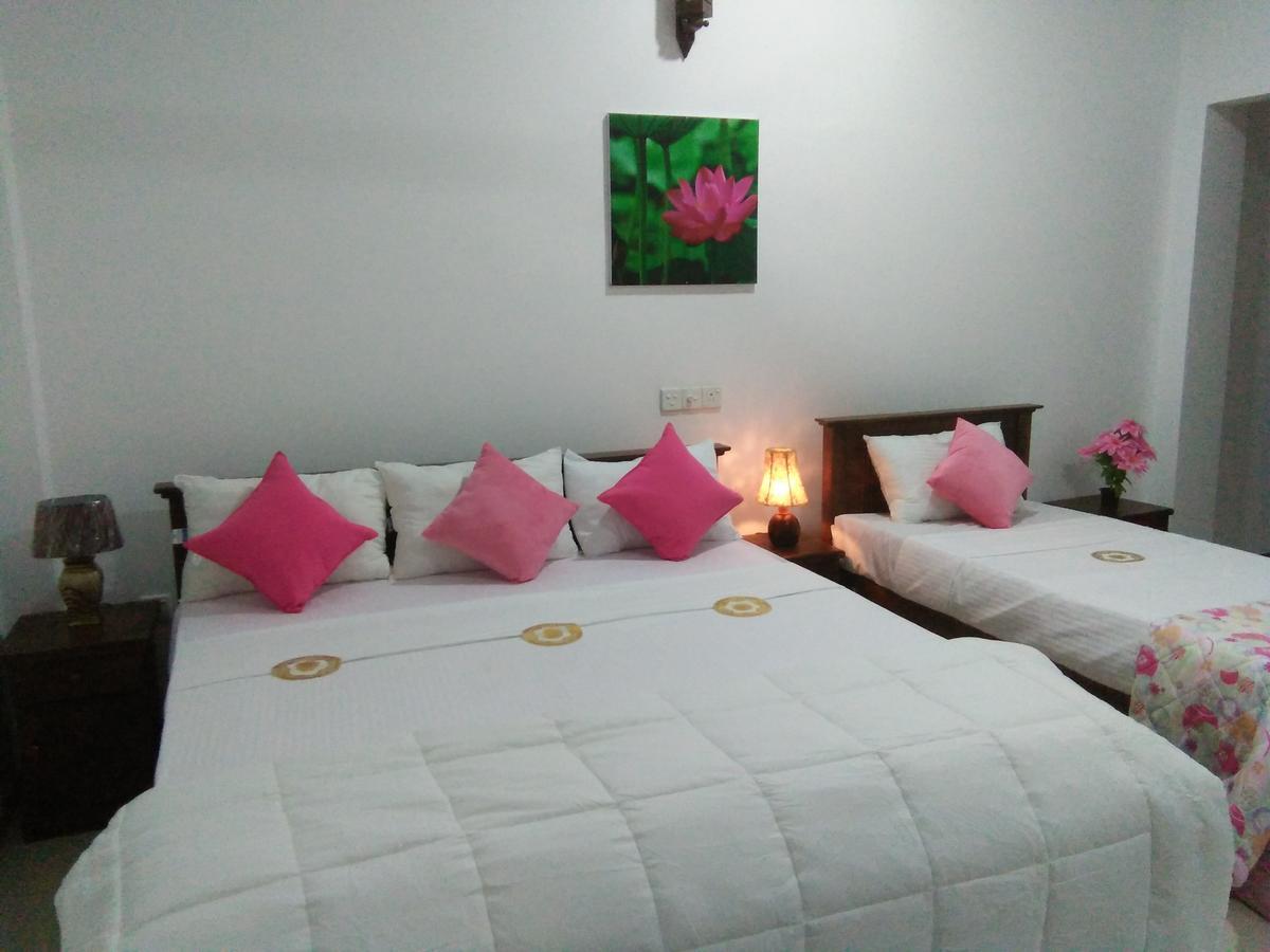 Lotus Dreams Guesthouse Weligama Buitenkant foto