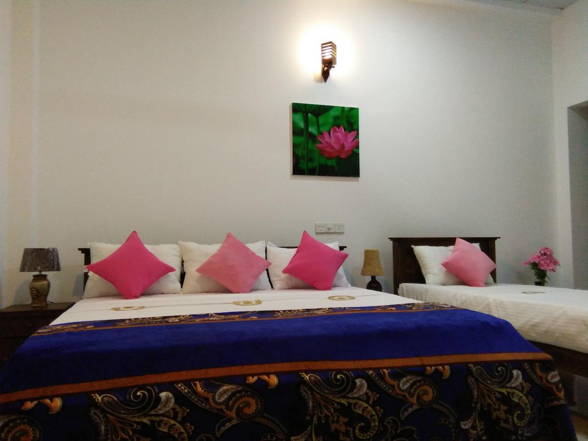 Lotus Dreams Guesthouse Weligama Buitenkant foto