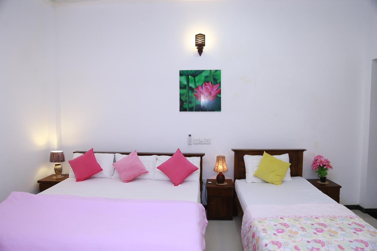 Lotus Dreams Guesthouse Weligama Buitenkant foto